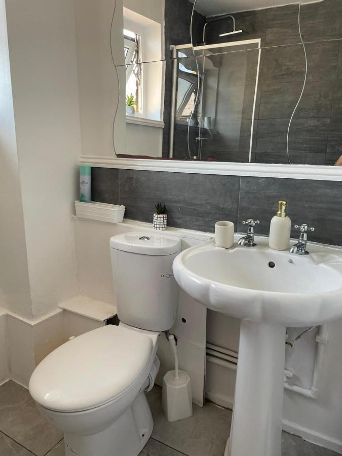 Single And Doubles Rooms Close To Central London Exterior photo